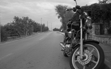дорога, черно-белая, мотоцикл