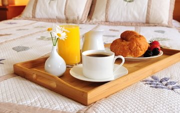 еда, кофе, завтрак, постель, рогалик, апельсиновый сок