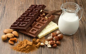 орехи, шоколад, молоко, сладкое, фундук, миндаль, деревянная поверхность