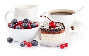 кофе, ягоды, чашка, тарелка, сливки, ложка, пирожное