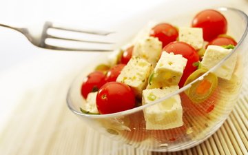 еда, сыр, вилка, тарелка, помидоры, оливки, салат, полезное лакомство