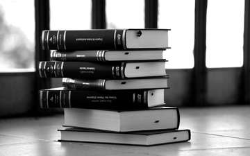 книги, стопка, черно-белый фон, собрание сочинений