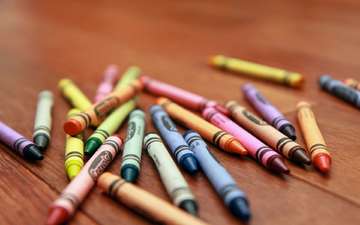 макро, разноцветные, карандаши, стол, цветные карандаши, фломастеры
