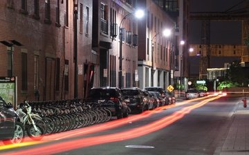 фонари, вечер, город, улица, здания, велосипеды
