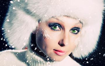 глаза, снег, зима, девушка, снежинки, портрет, взгляд, модель, лицо, шапка, зеленые глаза