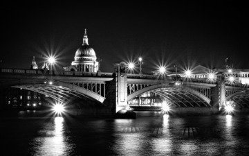 ночь, фонари, река, мост, чёрно-белое