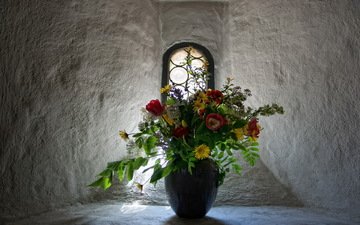 цветы, стена, букет, тюльпаны, окно, ваза, маргаритки, cvety, buket, okno