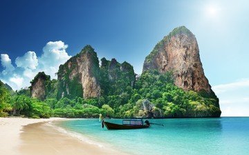 небо, горы, солнце, природа, тучи, море, песок, пляж, лодка, пальмы, таиланд