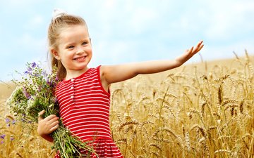 цветы, поле, дети, девочка, пшеница, букет, ребенок, счастье, детство, milaya malenkaya devochka, pshenichnoe, улыбается, милая маленькая девочка, дитя, пшеничное поле