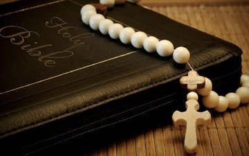 крест, книга, бусины, четки, библия, священное писание