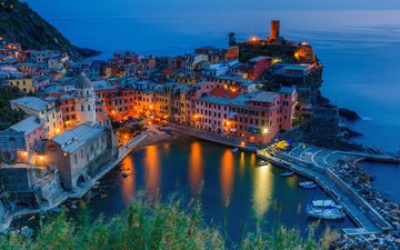 cinque terra, italy at night, вернацца