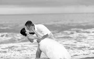 вода, берег, море, люди, чёрно-белое, мужчина, свадьба, женщина, поцелуй, невеста