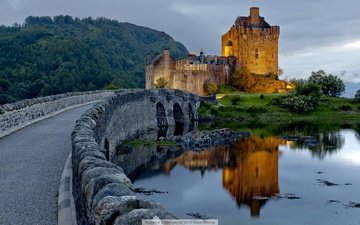 шотландия, замок эйлен-донан. живописное место неподалёк, небольшого городка в шотландском высокогорье., замок эйлен-донан