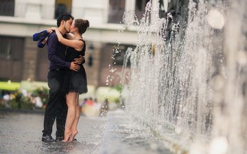 девушка и парень целуются у фонтана, влюбленная пара