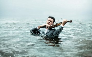 брызги, закрытые глаза, мужчина в воде играет на скрипке, внимательность (белку поймал)