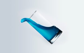 падающий стакан с голубой жидкостью
