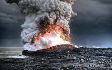 извиржение вулкана, лава и пепел