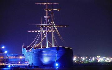 корабль в красивой голубой подсветке
