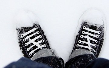 парень, кеды, джинсы, ноги, обувь, в, стоит, на, шнурки, снегу, кедах, снеге