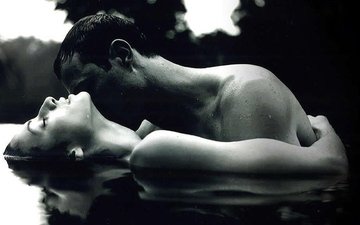 пара, в воде, влюбленная, целуется