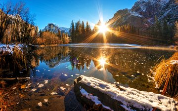 вода, горы, снег, лес, отражение, лучи солнца, сша, калифорния, национальный парк йосемити