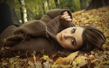 листья, девушка, брюнетка, взгляд, осень