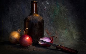 лук, темный фон, бутылка, нож, натюрморт