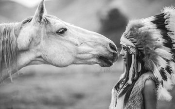 лошадь, девушка, чёрно-белое, профиль, перья, конь, головной убор, роуч