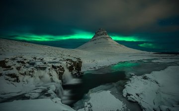 ночь, скалы, снег, гора, водопад, северное сияние, вулкан, исландия, киркьюфетль, северное сиянее
