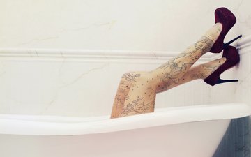 девушка, карта, татуировки, ноги, туфли, ванна