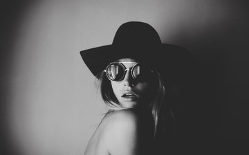 девушка, портрет, очки, чёрно-белое, шляпа, annie mcginty