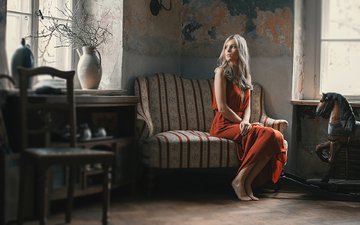 девушка, настроение, блондинка, взгляд, модель, комната, лицо, диван, красное платье