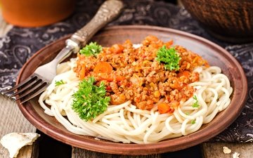 вилка, тарелка, спагетти, соус, петрушка, паста