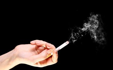 рука, дым, черный фон, пальцы, сигарета, курение, никотин