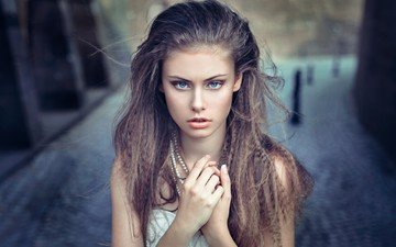 девушка, портрет, модель, голубые глаза, жемчуг, длинные волосы, жемчужное ожерелье.