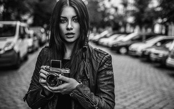 девушка, чёрно-белое, улица, фотоаппарат