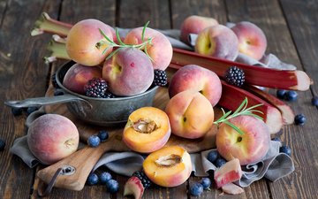 фрукты, ягоды, персики, черника, салфетка, натюрморт, ежевика, ревень
