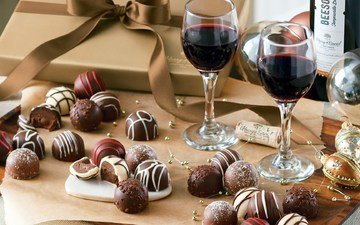 новый год, конфеты, вино, бокалы, праздник, шоколад, коробка, шоколадные конфеты