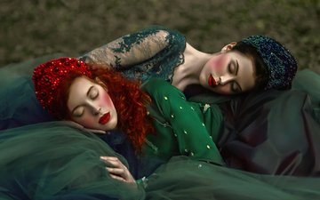 арт, стиль, брюнетка, сон, макияж, красная помада, две девушки, рыжеволосая, закрытые глаза, зеленое платье, agnieszka lorek, фатазия