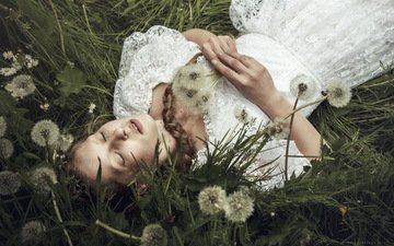 цветы, трава, девушка, фон, одуванчики, белое платье, закрытые глаза, dorota górecka, thinloth