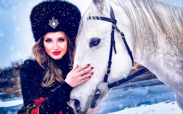 лошадь, девушка, портрет, взгляд, лицо, шапка, конь, меха, меховая шапка