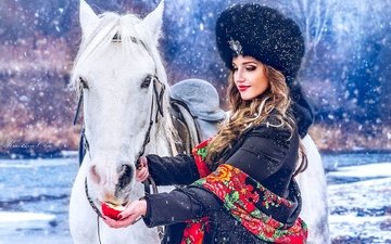 лошадь, снег, девушка, шапка, яблоко, платок