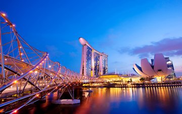 ночь, огни, река, дизайн, мост, город, мегаполис, пальмы, дома, набережная, здания, сингапур, сооружения, валлпапер, marina bay sands, марина-бэй, helix bridge