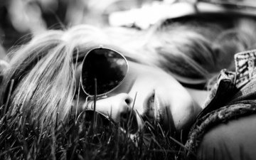 трава, девушка, очки, лежит