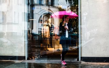 девушка, отражение, зонт, pink umbrella, витрина