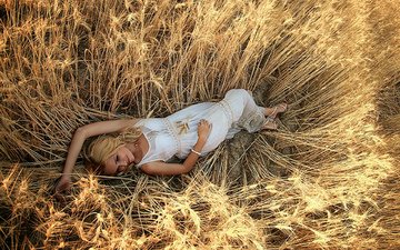 девушка, поле, лето, лежит, пшеница