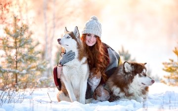 снег, зима, девушка, улыбка, радость, рыжая, шапка, хаски, собаки