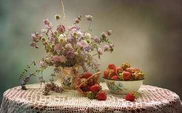 лето, клубника, стол, букет, ягоды, полевые цветы, натюрморт, скатерть, скабиоза