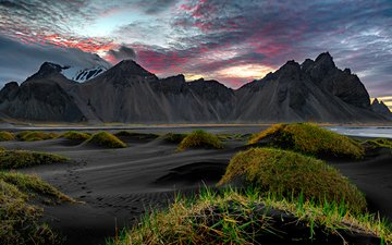 небо, трава, горы, закат, песок, исландия, норвегия, vestrahorn, чёрный песок, чёрный лавовый песок