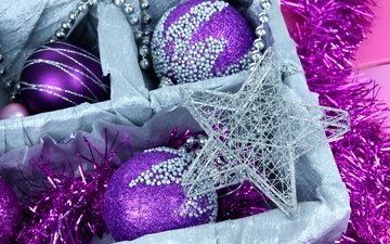 новый год, шары, зима, звезда, шарики, игрушки, праздники, рождество, коробка, фиолетовые, елочные, декорации, дождик, мишура, сиреневые, звездочка, встреча нового года, елочная